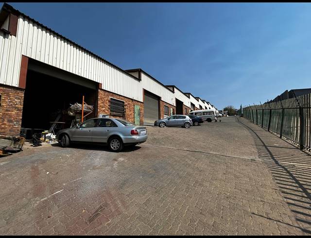 165M² WAREHOUSE TO LET IN LOMBARDY WEST